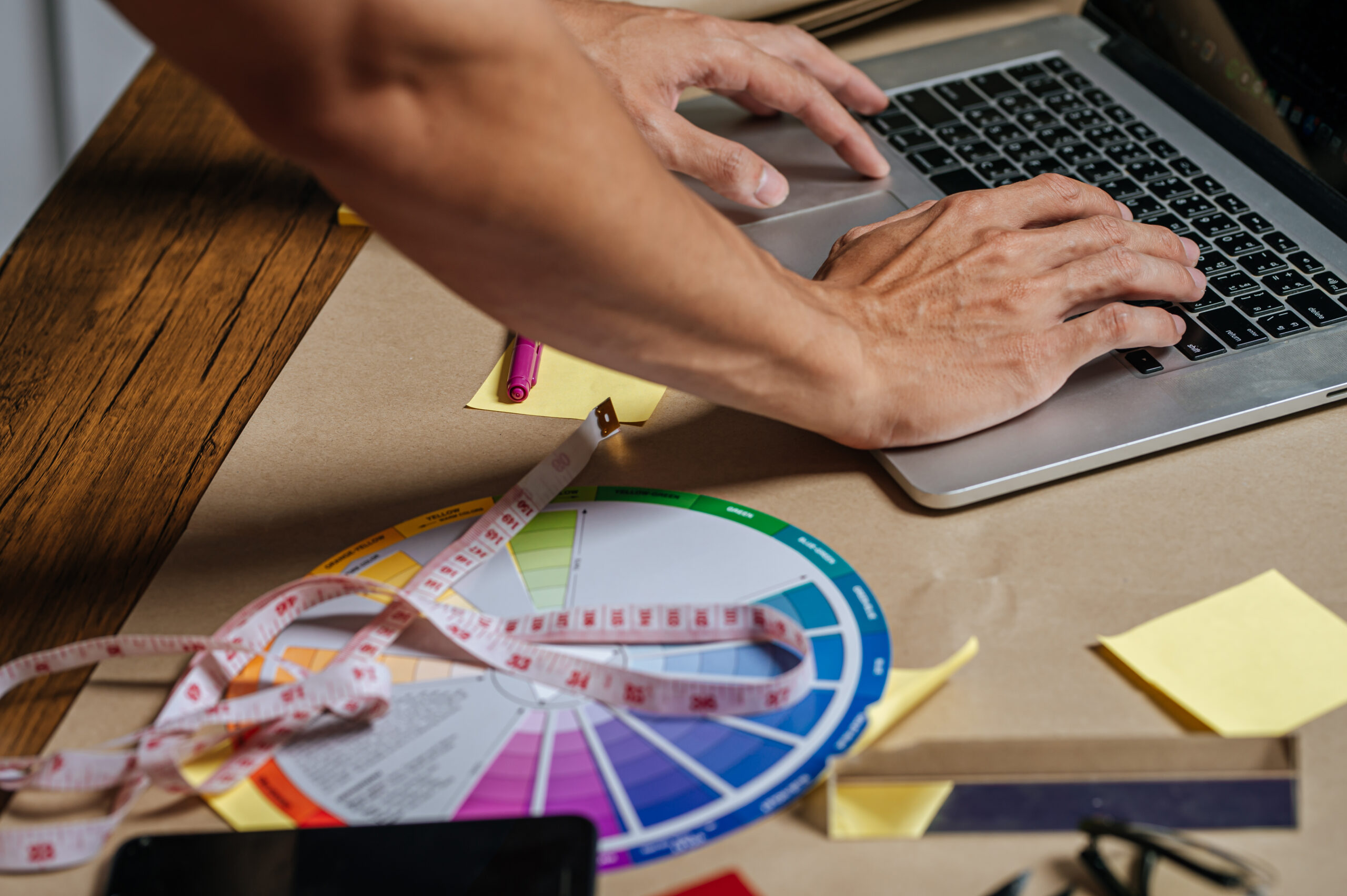 Ein Designer arbeiter am laptop